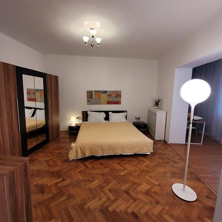 Anastasia Bratianu Apart 24 A Self Check From 2 Pm Bucharest Bilik gambar